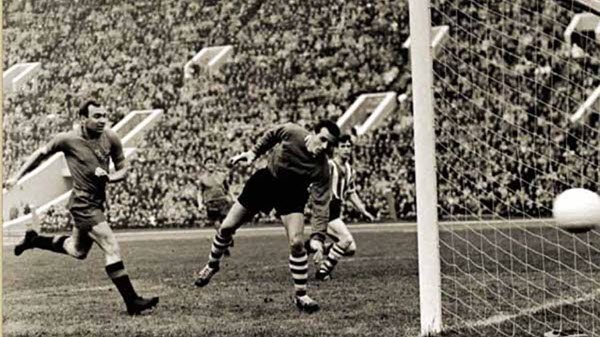 Гол от лучшего бомбардира чемпионата-1956 Василия Бузунова
